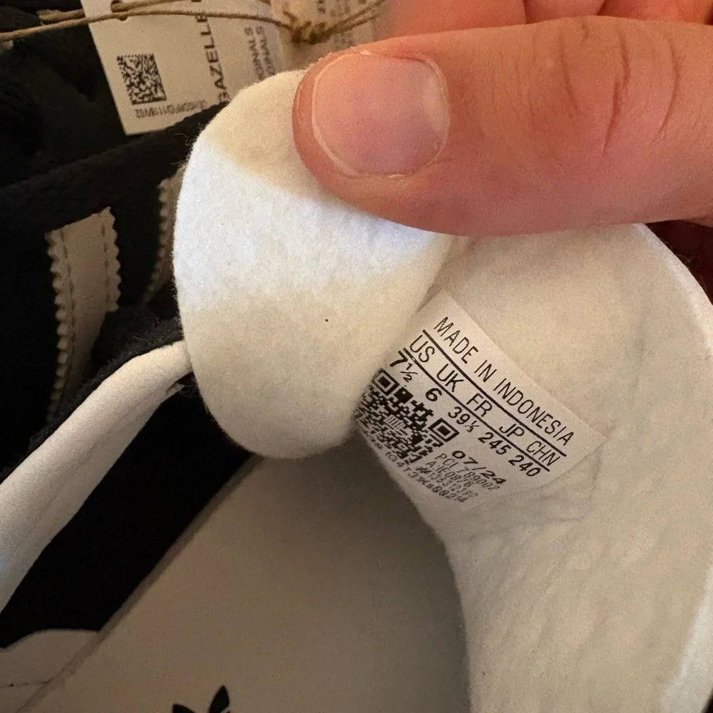 Adidas Black and White Sneakers Classic Design - Picture 3 of 4